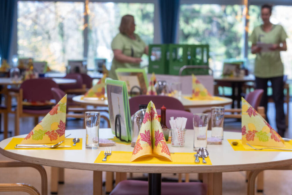 Haus im Park gedeckter Tisch Cafeteria