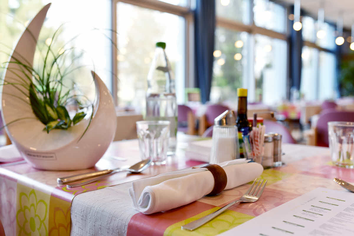 Haus im Park gedeckter Tisch