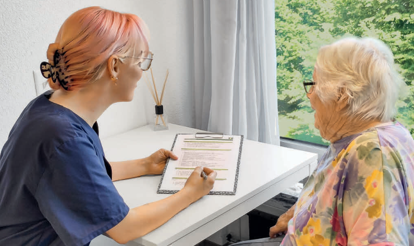 Selina Mooswald im Gespräch mit einer Bewohnerin