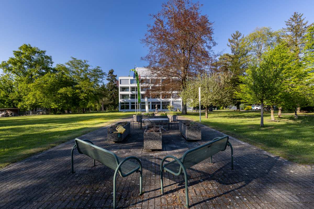 Haus im Park AG Blick vom Garten