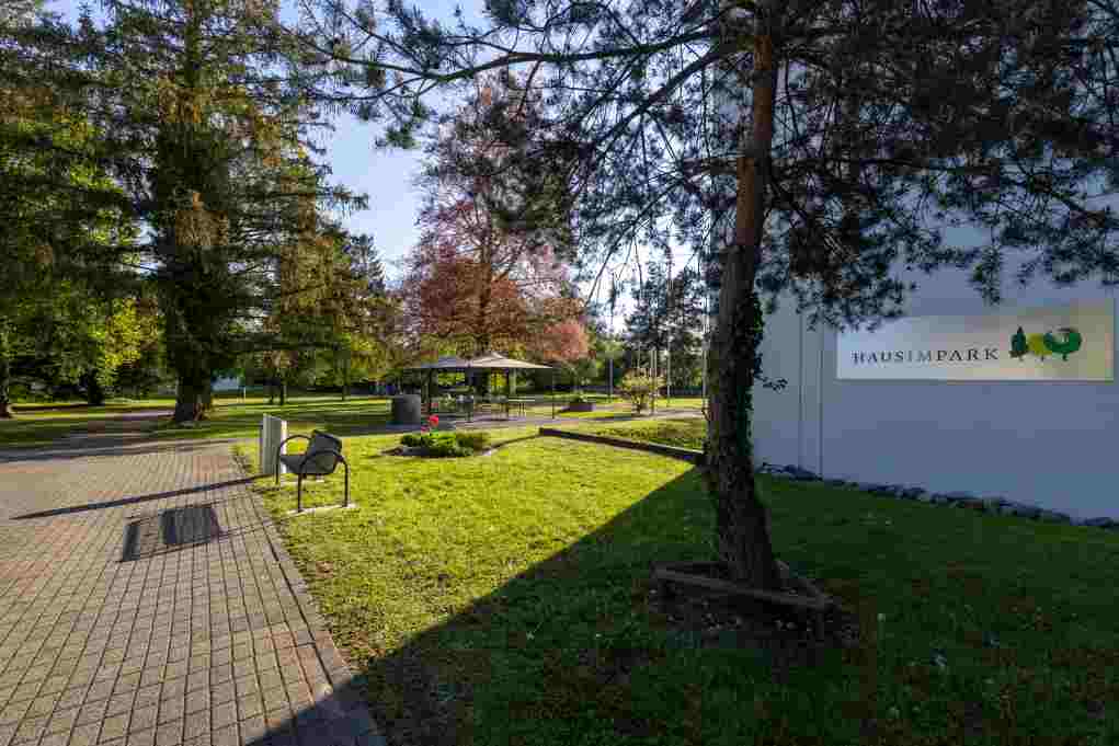 Haus im Park AG Eingang mit Tafel