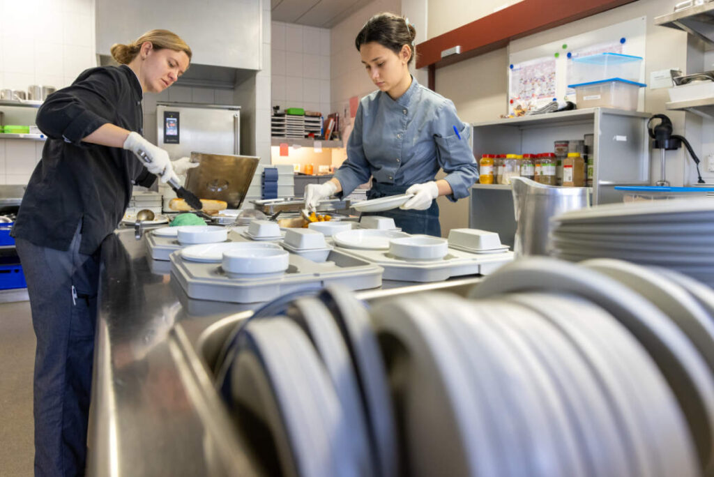 Haus im Park AG Arbeiten in der Küche